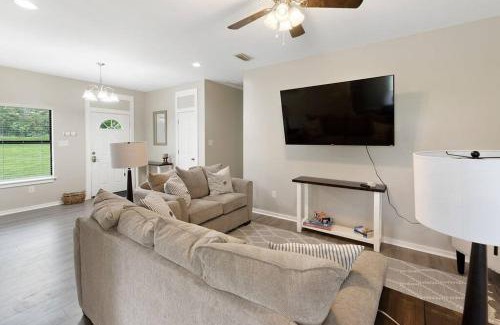 Grand Bay House | Spacious Country Living with Fishing Lake