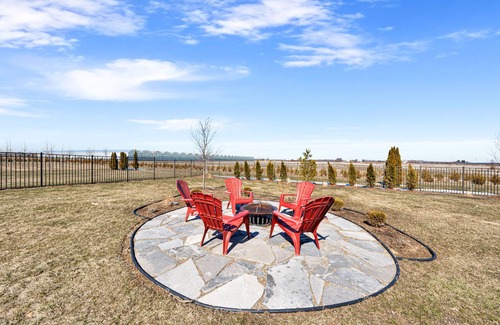 Kingsville House | Spacious country lot, minutes from downtown Kingsville !