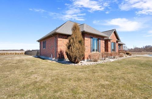 Kingsville House | Spacious country lot, minutes from downtown Kingsville !