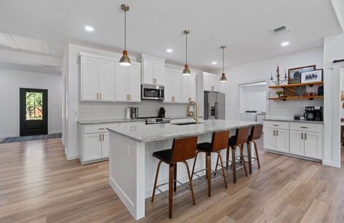 Bastrop House | Spacious country retreat with modern amenities KING SIZE BED & family friendly
