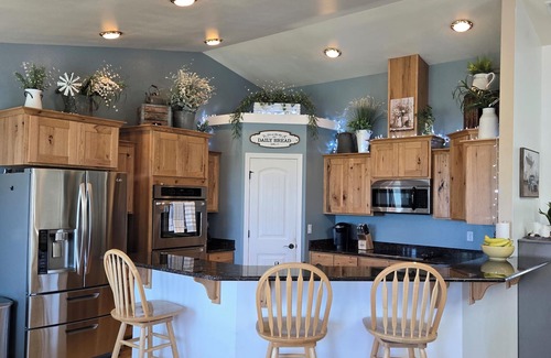 Brownstown House | Spacious County home, lg yard & patio w/mountain views. Near trails & wineries