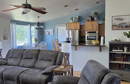 Brownstown House | Spacious County home, lg yard & patio w/mountain views. Near trails & wineries