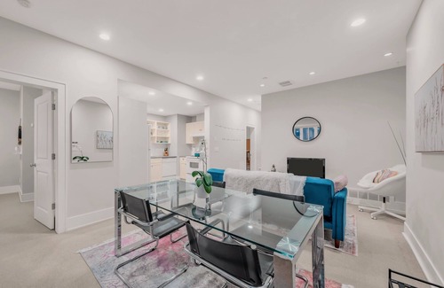 Dunbar House | Spacious & Cozy 1BR/1B Guest Suit with AC/Nearby UBC/Free Parking