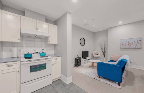 Dunbar House | Spacious & Cozy 1BR/1B Guest Suit with AC/Nearby UBC/Free Parking