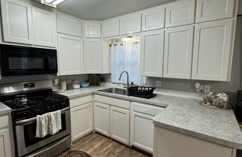 Cleburne House | Spacious&Cozy 3BR/Free WiFi/1.4 miles from DT