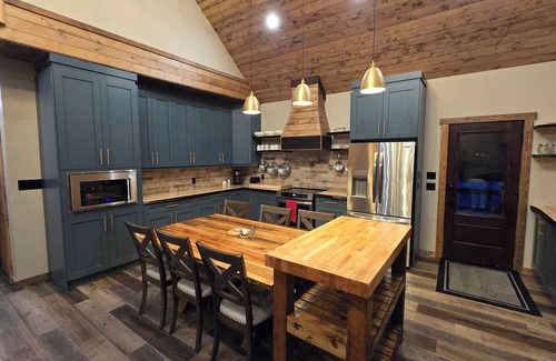 Westerose Cabin | Spacious & cozy 5-bedroom lakeview cabin on Pigeon Lake