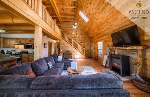 Flagstaff House | Spacious Cozy Cabin Retreat on 5-Acres with HotTub