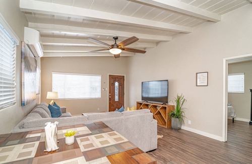 Lawndale House | Spacious & Cozy Home Near LAX ✈️ & Beaches 🏖