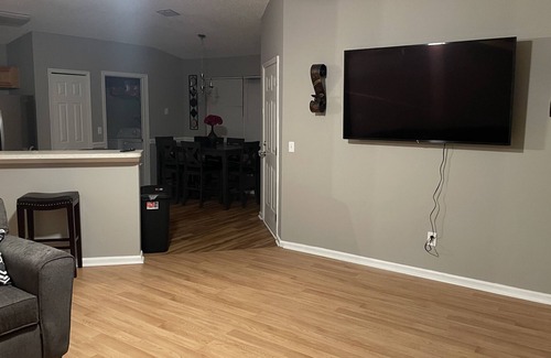 Northside House | Spacious & Cozy Home for Rent