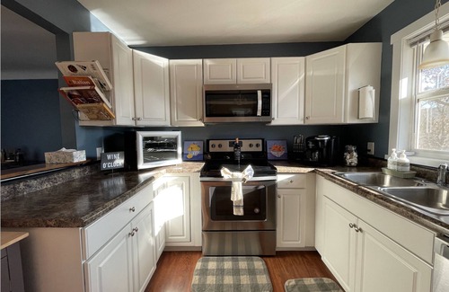 Star Prairie House | Spacious & Cozy home on The Apple River- Hiking, Tubing, Skiing, Racing, 12+ ppl