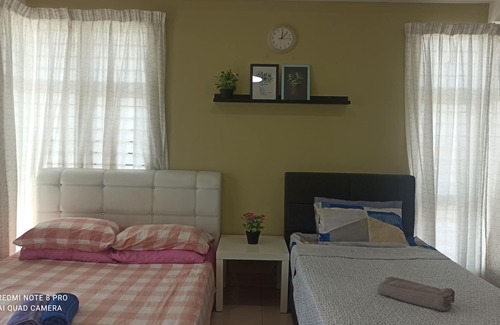 Kampung Telaga Nibong Apartment | Spacious & Cozy Studio W/ POOL 5min to Pasar Siti Khadijah. Free WI-FI, NETFLIX