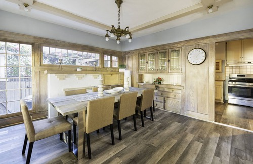 Willmore House | Spacious Craftsman House in Downtown LB - 5 car parking - Ideal for large groups
