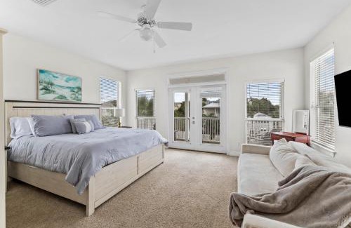 Clipper Cove House | Spacious Crystal Beach Home w/2 Master King Suites, Pool Access, Walk to Beach, Pet Friendly!