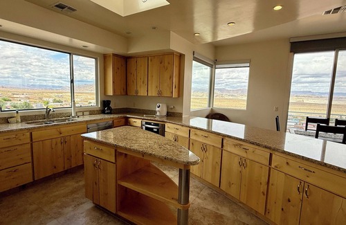 Greenehaven House | Spacious Custom Home with Lake Powell Views, Stargazing & Family-Friendly Fun