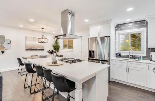 Belvedere Park House | Spacious Decatur Home Sleeps 12 Work-Ready