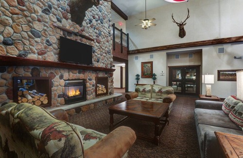 Sioux City Hotel | Spacious Deluxe King Suite, Stoney Creek Sioux, 2 Pools, Parking