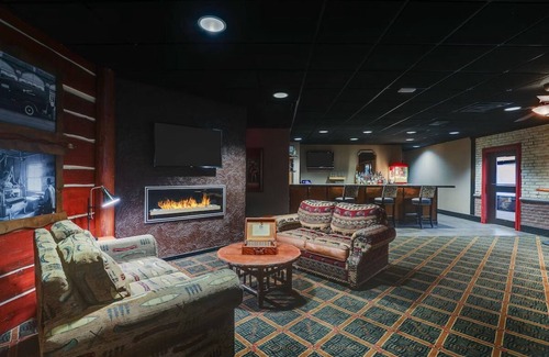 Sioux City Hotel | Spacious Deluxe King Suite, Stoney Creek Sioux, 2 Pools, Parking