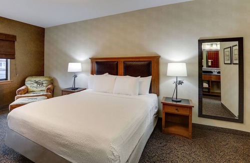 Sioux City Hotel | Spacious Deluxe King Suite, Stoney Creek Sioux, 2 Pools, Parking