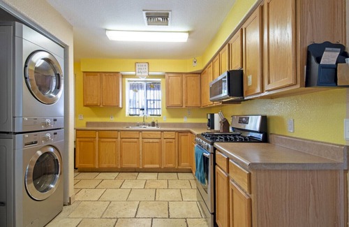 Marana House | Spacious Desert Getaway ~ Scenic Views ~ Hammock!