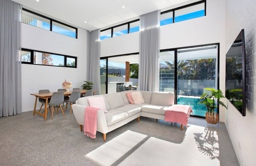 Woolooware House | Spacious Designer 4 bed family home - pool + pets