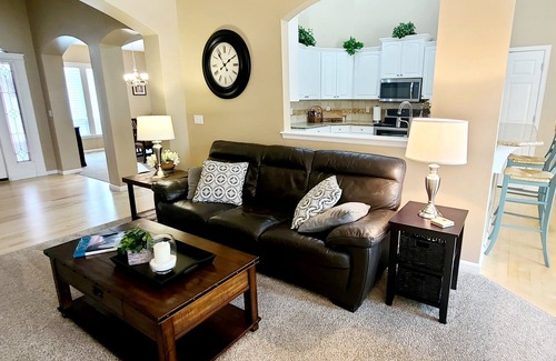 Meridian House | Spacious Designer Home-Hardwoods, Granite, Stainless, Patio & Access to 4 pools.