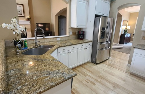 Meridian House | Spacious Designer Home-Hardwoods, Granite, Stainless, Patio & Access to 4 pools.