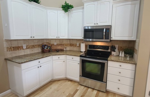 Meridian House | Spacious Designer Home-Hardwoods, Granite, Stainless, Patio & Access to 4 pools.