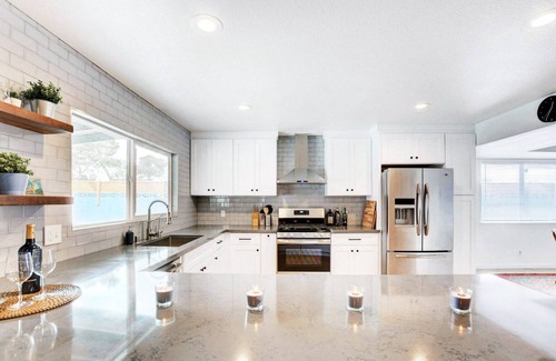 Paradise House | Spacious Designer Modern Oasis w/Pool + Spa, Near The Strip (31+ Day Rental)