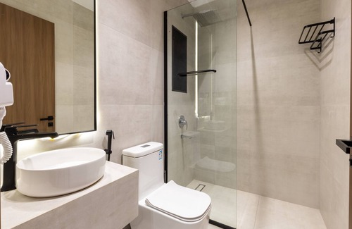 Medina Apartment | Spacious Designer Three Bedroom Home in Almadinah