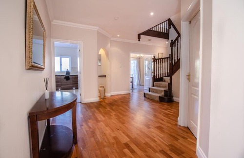 Knowle Sands House | Spacious detached 5 bedroom house with a fireplace