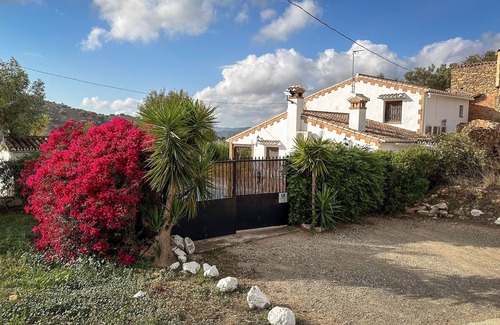 Los Romanes House | Spacious Detached Villa With Private Floodlit Pool