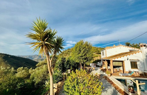 Los Romanes House | Spacious Detached Villa With Private Floodlit Pool