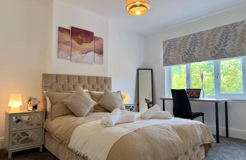 Littleover House | Spacious Detached Home with Ample Parking on the Private Drive