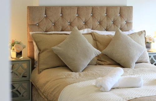 Littleover House | Spacious Detached Home with Ample Parking on the Private Drive