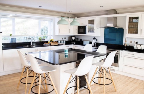Wembury House | Spacious Devon Coastal Home with Huge Hot Tub