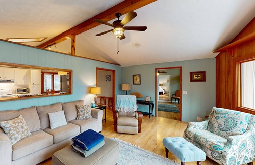 Smith Mountain Lake House | Spacious dog-friendly house w/fire pit, deck, patio & grill