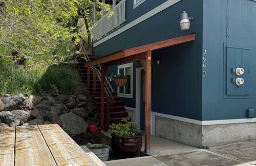 Joseph Apartment | Spacious dog-friendly apartment with a mountain view in Joseph