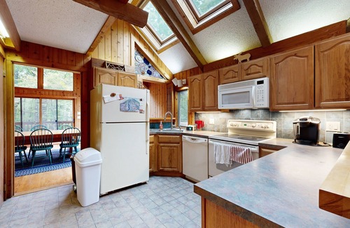 Forest Farms House | Spacious dog-friendly home, fireplace, firepit, sauna, jet tub, decks, wifi