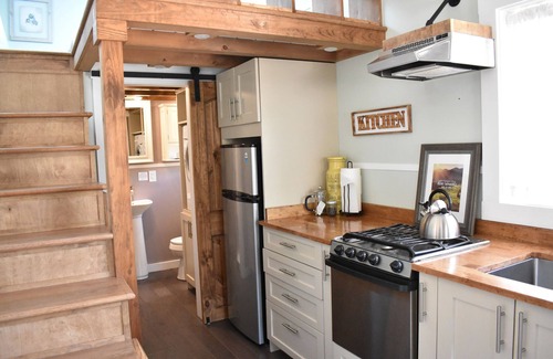 Lyons Resort | Spacious Dogwood Tiny House with Full Kitchen - near Rocky Mtn National Park