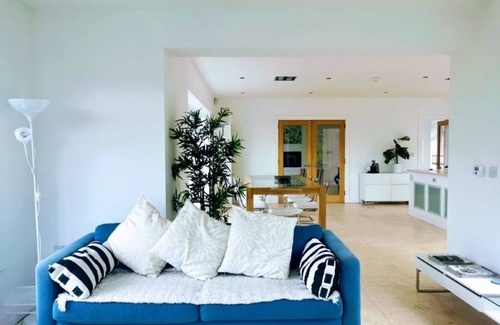Rossnowlagh House | Spacious Donegal Home Lake & Sea Views Every Room