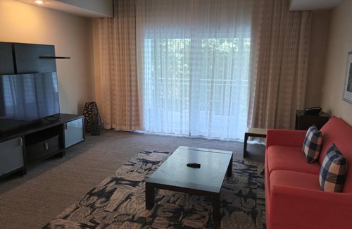 Doral Condo | Spacious Doral King Studio, Kitchen, Parking, Pool