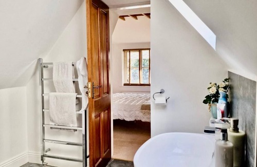 Wokingham House | Spacious Double Bed Room Ensuite & Onsite Parking - Only suitable for one guest
