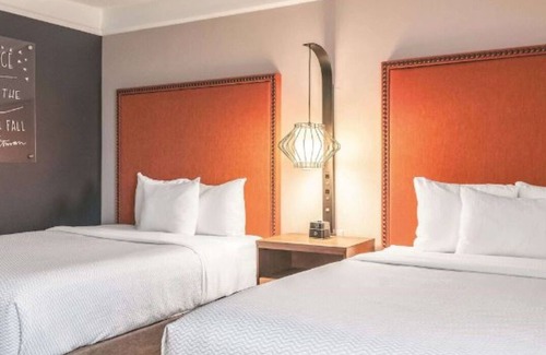 Central Business District Hotel | Spacious Double Queen Room with Views in Downtown NOLA