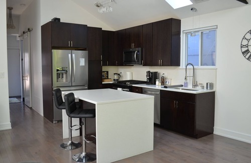 Noble Square Condo | Spacious Downtown Chicago Condo with Spa Bath, King Bed, Patio, 3 Blocks to L