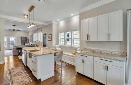 Evansville House | Spacious Downtown Elegance