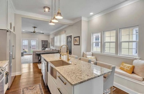 Evansville House | Spacious Downtown Elegance