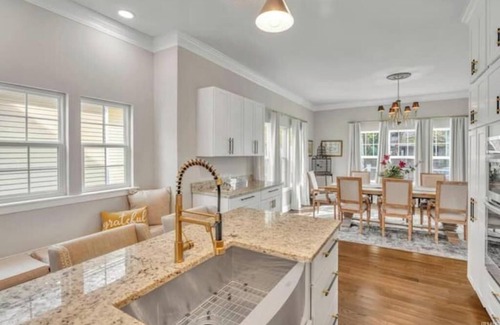 Evansville House | Spacious Downtown Elegance