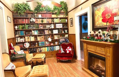 Jackson House | Spacious Downtown Jackson Retreat- Historic Hangout