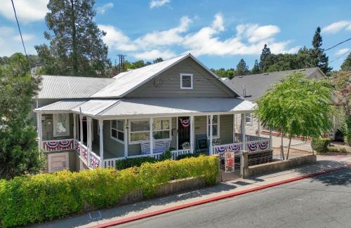 Jackson House | Spacious Downtown Jackson Retreat- Historic Hangout