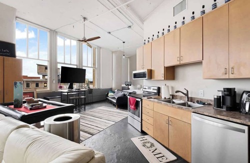 West Main Historic District Apartment | Spacious Downtown Louisville Loft (River View)
